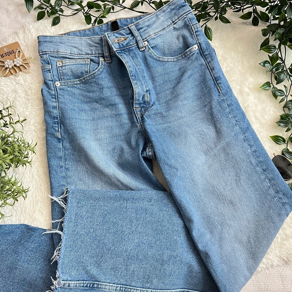 HIGH-RISE STRAIGHT LEG JEANS
